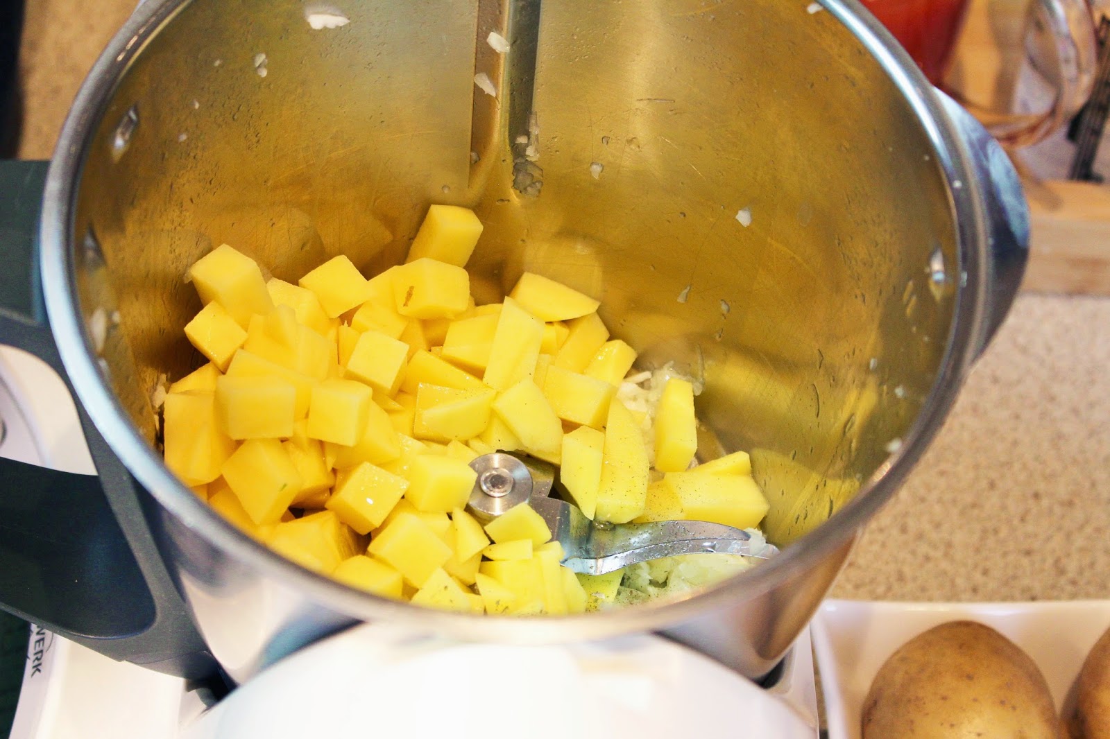 Perabella schön-satt : Serbische Bohnensuppe mit Cabanossi