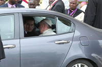 Pope FRANCIS Does Not Fear AL SHABAAB Like UHURU! See What He Did at Mombasa Road.