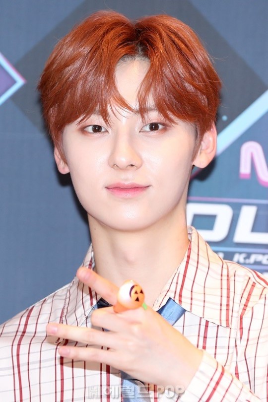 NU'EST Hwang Minhyun showed off his top visual at the photowall of M!Coutndown!