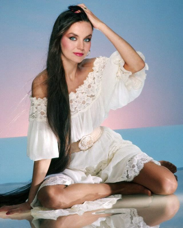 20 Amazing Photos of Crystal Gayle Posing With Her KneeLength Hair