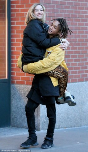 Jaden Smith carries his girlfriend on the streets of NY (photos)