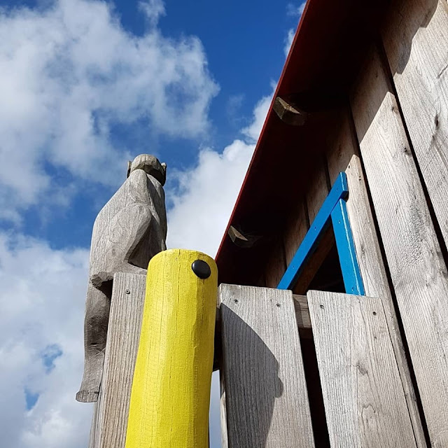 Pippi Langstrumpf, Kunst für Kinder und ein Besuch im Zoo: Ein toller Tag in und um Vejen. Herr Nilsson hockt auf dem Dach des Spielplatz-Hauses, unsere Kinder waren begeistert.