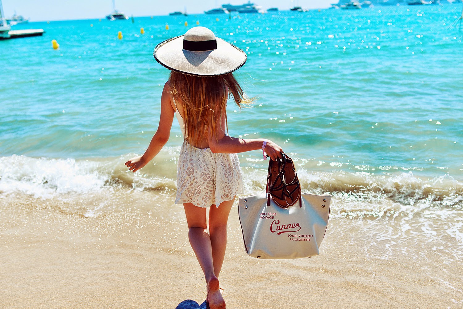 Какие предметы на пляже. Сумка для пляжа. Лето отпуск. Сумка пляжная море. Девушка с сумкой на пляже.