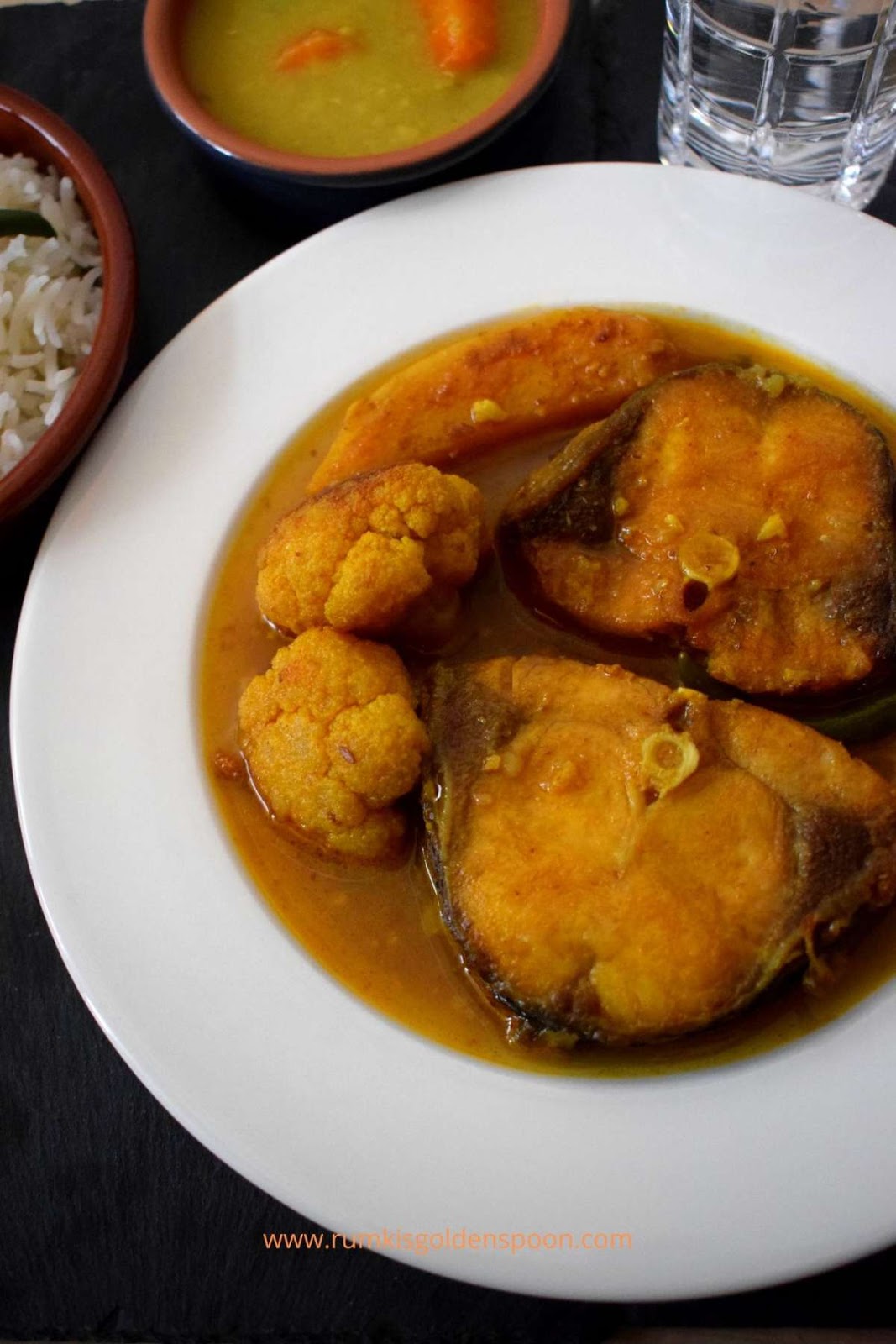 bengali fish curry, bengali fish curry recipe, recipe for bengali fish curry, rohu fish curry, recipe for rohu fish curry, how to make rohu fish curry, rui macher jhol, rui macher patla jhol, fulkopi diye macher jhol, fulkopi diye rui macher jhol, Rumki's Golden Spoon