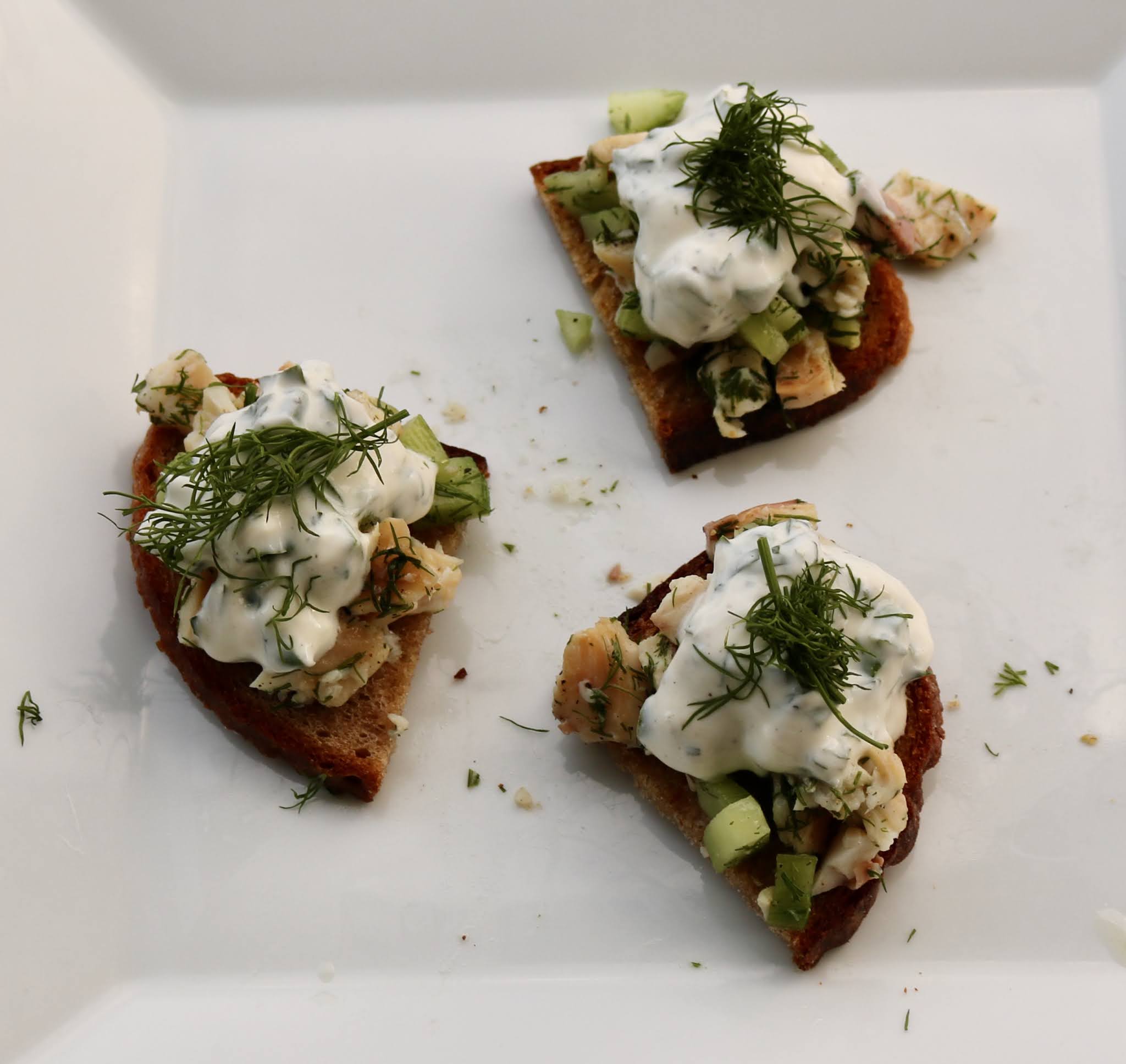 Räucherforellen Tatar auf Brot Räucherforellen Tatar auf Brot