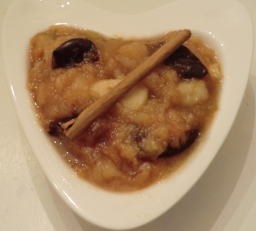 Compote de coings, pommes, poires, pruneaux à la cannelle Ma petite