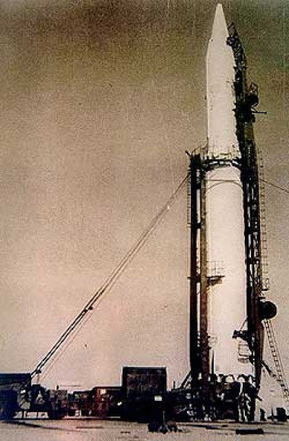 Межконтинентальная баллистическая ракета Р-16 (8К64) на стартовой позиции. Архивная иллюстрация из книги В. Порошкова «Ракетно-космический подвиг Байконура» (2007)