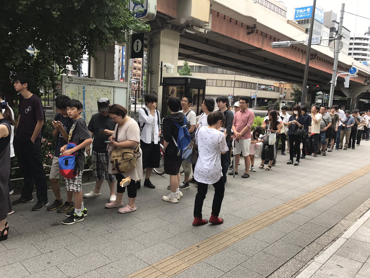 жители лондона. Queue. профессиональный стоящий в очереди. Will be queuing. Queue cartoon.