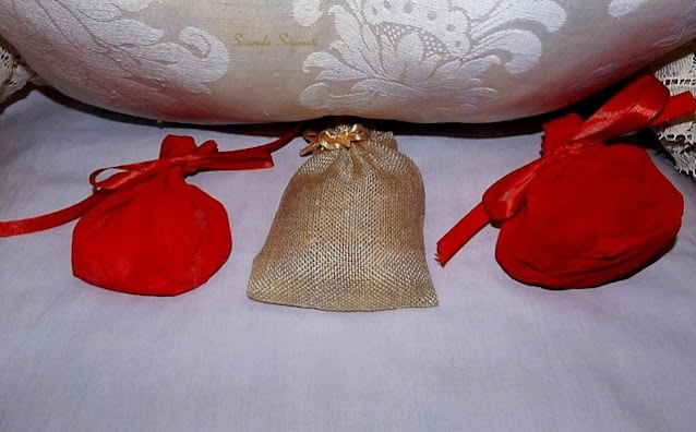 Cuscino con sotto tre pacchetti contenenti cenere, crusca e farina Cuscino con sotto tre pacchetti contenenti cenere, crusca e farina