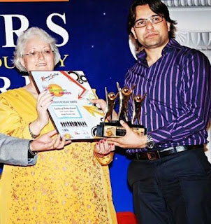 Sandeep-Maheshwari-Receiving-Star-Youth-Achiever Award.