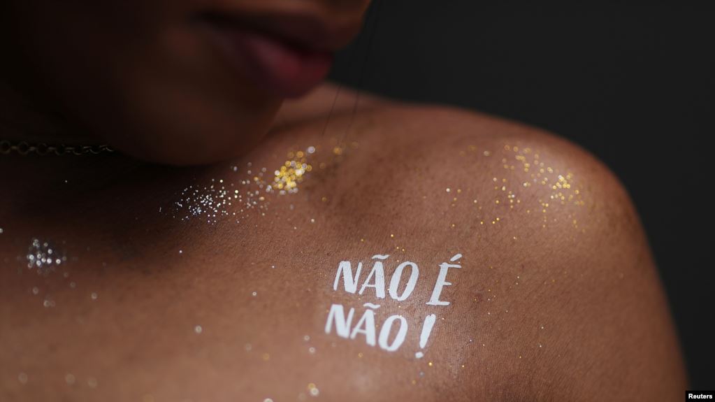 Los ángeles, que son un grupo de voluntarios vinculados al Ayuntamiento de Sao Paulo, circulan por fiestas callejeras generando conciencia sobre el acoso sexual / REUTERS