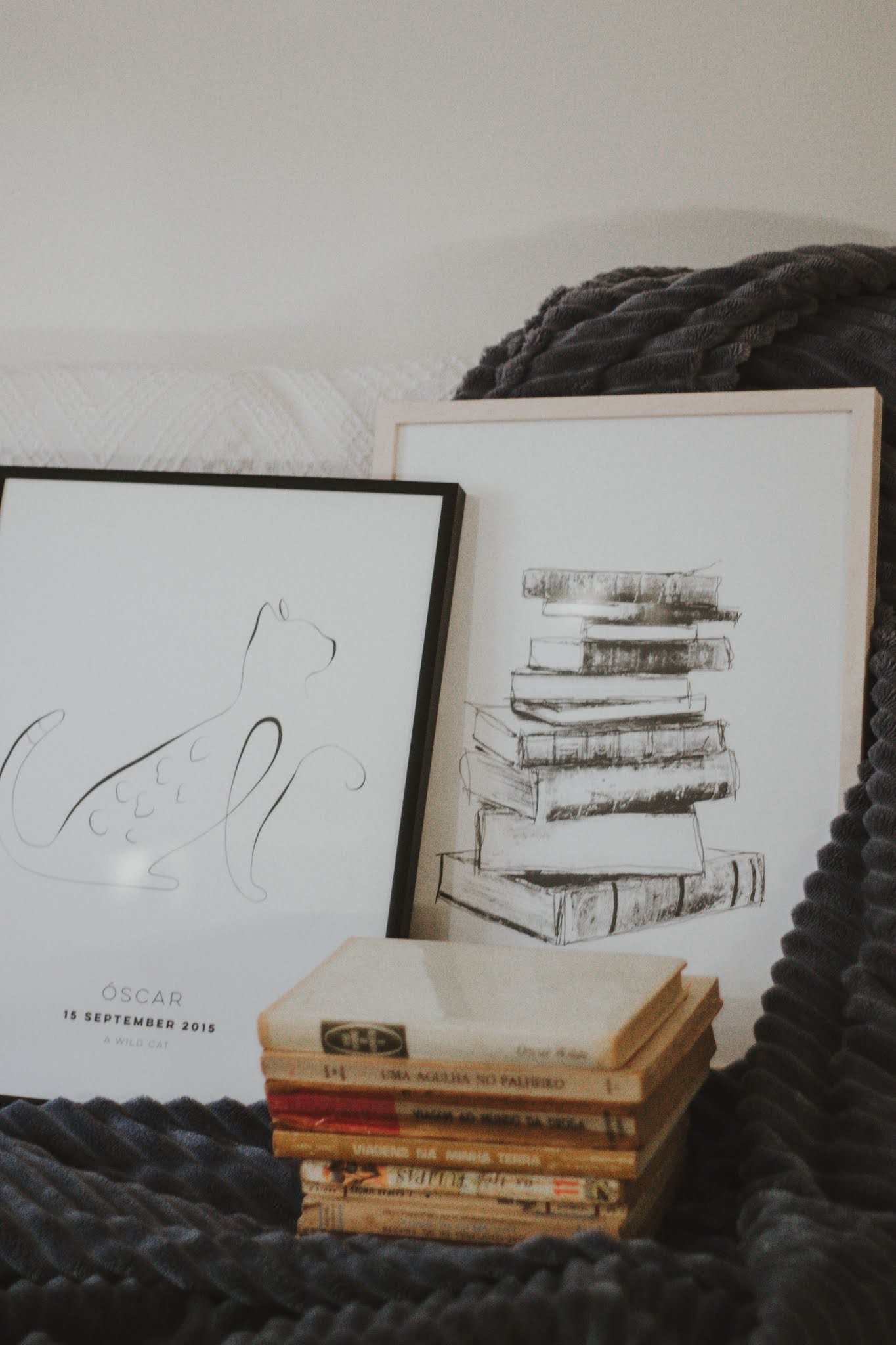 Melhor que ter quadros bonitos na parede cá de casa, é ter quadros personalizados com os nossos amigos de quatro patas. Escolhi, novamente, alguns posters e frames da Desenio. Não são todos personalizados, mas o que mais me conquistou foi o My Cat Personal Poster - um poster personalizável com o nosso animal de estimação (ilustração à escolha), num design minimalista e no qual podemos colocar data e texto.