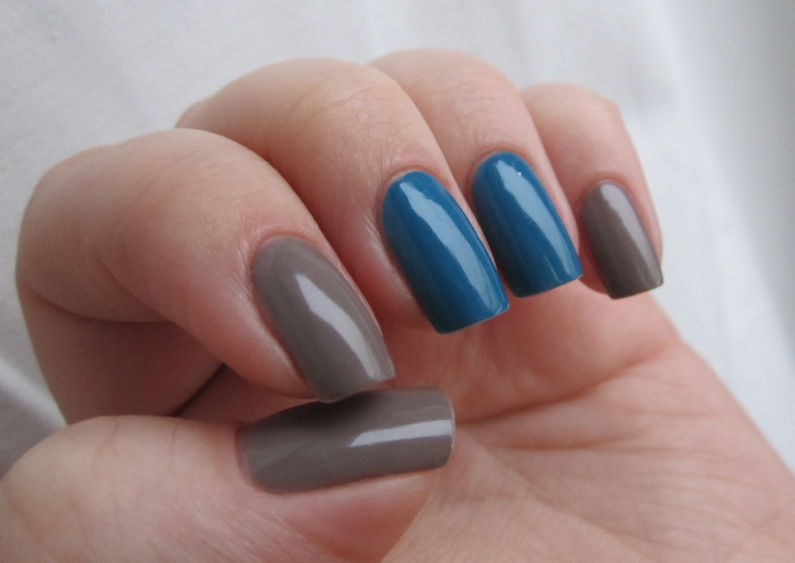 Idea per la decorazione delle unghie grigie con strisce e accent nail con smalto