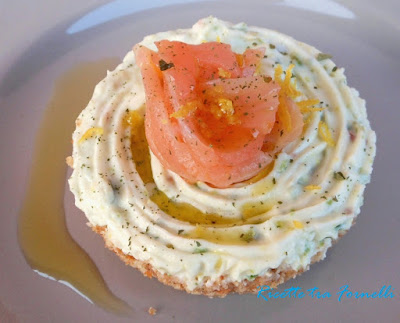 mini cheesecake salato con salmone e pistacchi
