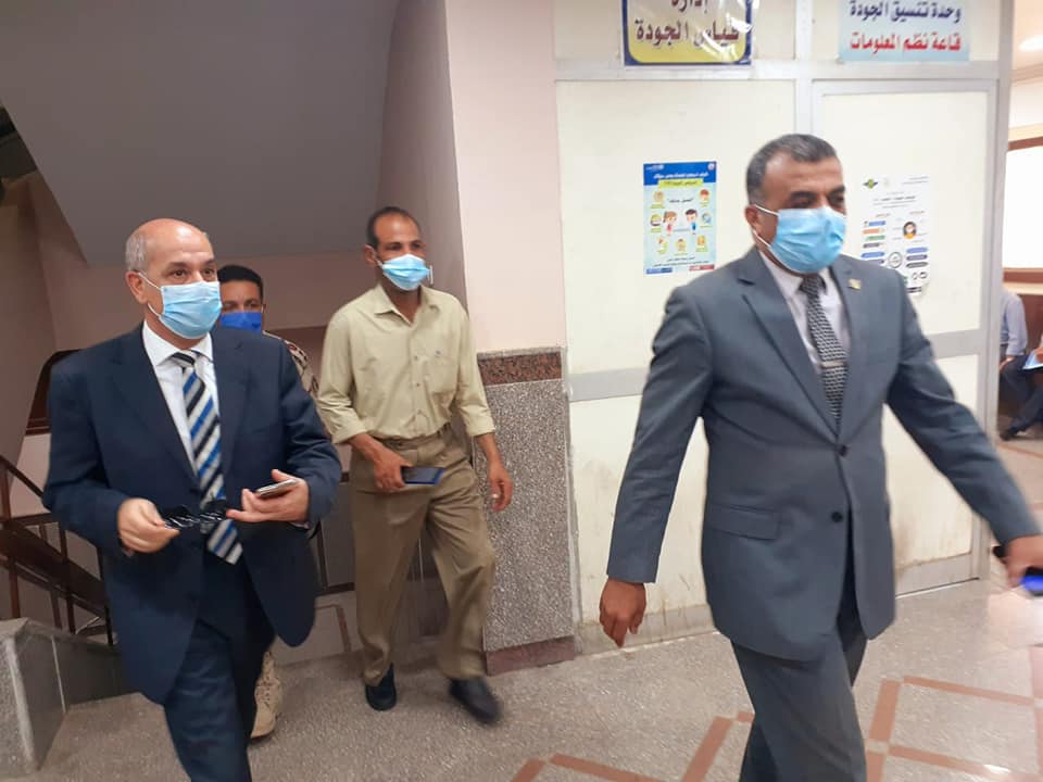 سكرتير عام محافظة سوهاج يتفقد غرفة عمليات متابعة امتحانات الثانوية العامة