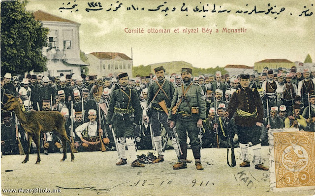 Членови на турскиот комитет со Нијази Бег во Битола во 1908 година. Со нив е срната наречена “Водач кон слободата” Разгледницата е испратена во Франција, на 18 октомври 1911 година.