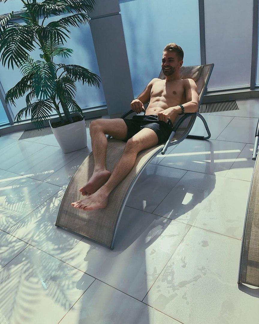 sexy-barefoot-shirtless-guy-laying-down-smiling