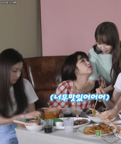 채원에게 치근덕대는 예나 말리는 혜원