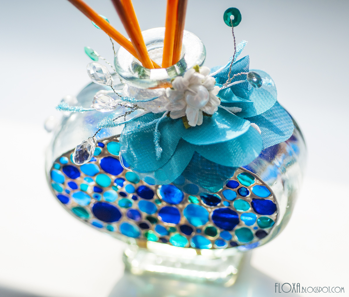 цветы в бокале. красивое цветное стекло. цветущая веточка в бокале. белые и прозрачные стекляшки.