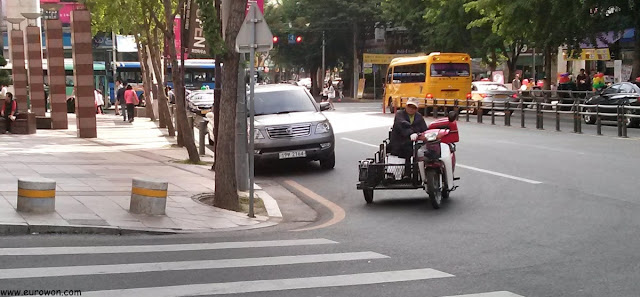 Moto coreana con plataforma para silla de ruedas