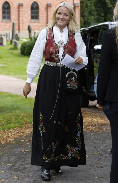 Queen Sonja, King Harald, Princess Mette Marit, Prince Haakon, Princess Ingrid Alexandra, Prince Sverre Magnus