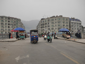 vendors on bridge in Xiapu, China