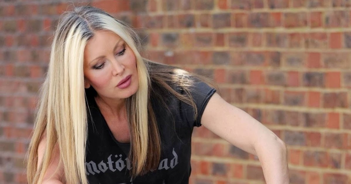 CelebPot: Caprice Bourret – Out for a ride on her bike in London