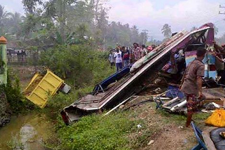 Bus Cendrawasih Hancur Berat Akibat Tabrakan Dengan Fuso | Aceh Publisher
