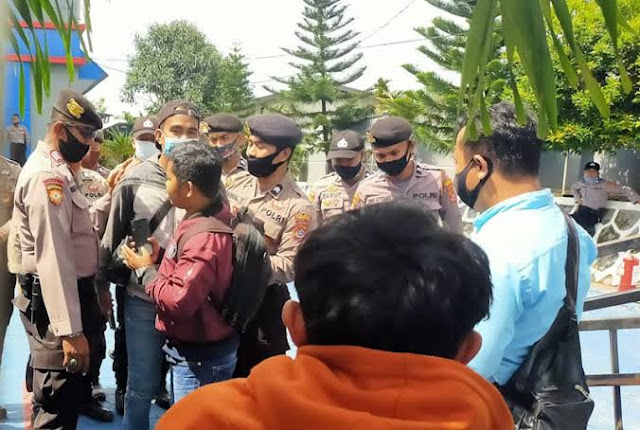Seribu Aparat Jaga Kedatangan TKA China, Halau Wartawan Liput Seribu Aparat Jaga Kedatangan TKA China, Halau Wartawan Liput
