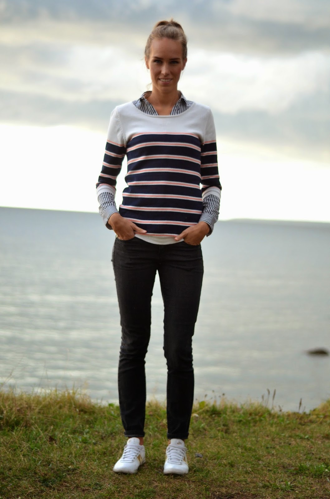 casual-outfit-striped-knit-black-jeans-trainers