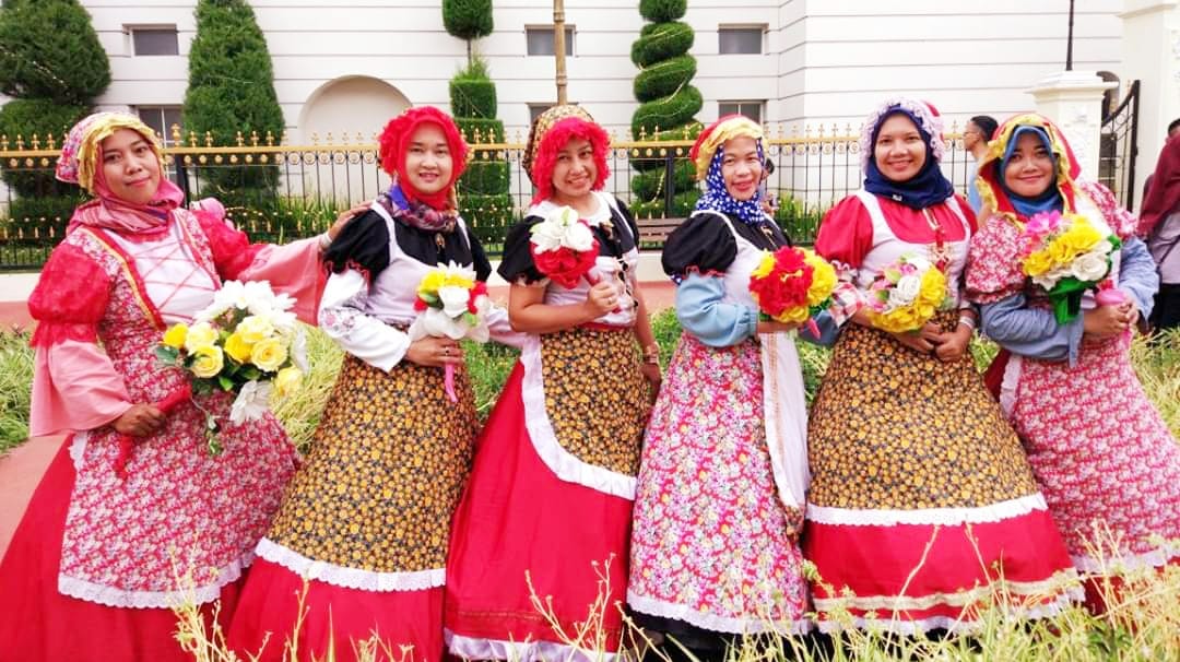 bergaya ala gadis belanda di folk house dan mengenal alat transportasi dunia di museum angkut malang nurul sufitri travel lifestyle blogger review pegipegi hotel murah