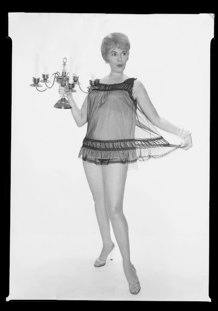 19 Fascinating Vintage Studio Photos of Women in Their Super Sexy '50s