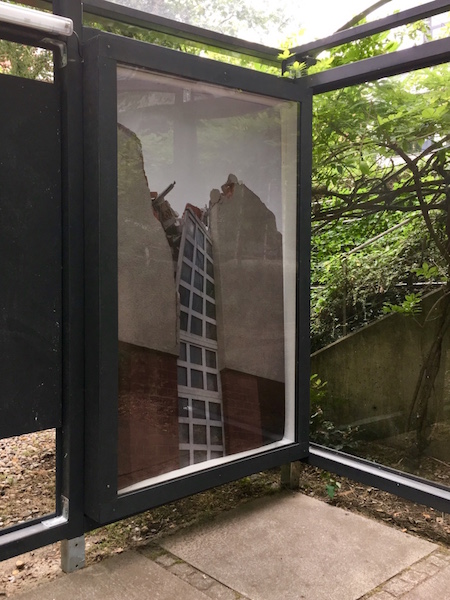 Monochromatic Axonometric Haltestelle Knock Down