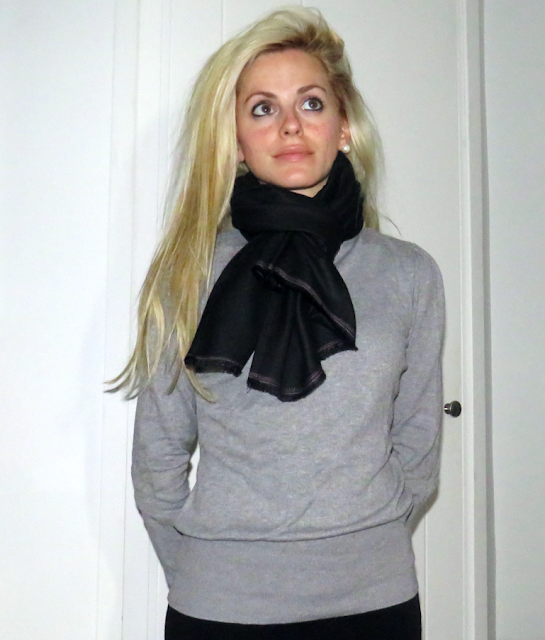 Pashmina negra alrededor del cuello