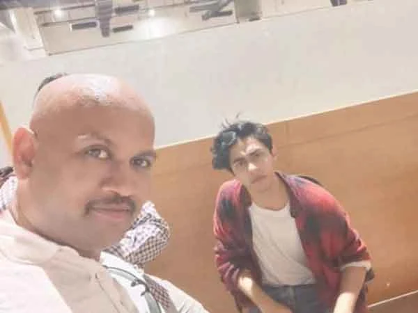 News, National, India, Mumbai, Bollywood, Case, Drugs, Police, Pune Police issues lookout notice for man in viral selfie with Aryan Khan at NCB office
