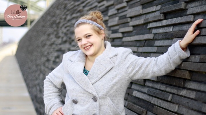 Schlendrian Damen-Cabanjacke mit Futter und Reverskragen Schlendiran –was für ein klangvoller Name für eine Jacke. So einladend damit umher zu schlendern und fünfe gerade sein zu lassen! Die raffinierte Cabanjacke mit Retrocharme ist ein Schnittmuster für Damen aus der Feder von Lotte und Ludwig. Sie besticht durch Reverskragen, doppelte Knopfreihe und Leistentaschen- der besondere Pfiff? ein Schlitz im Rückenteil und ein Innenfutter.