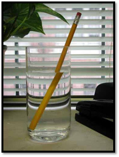 Pensil Terlihat Seperti Patah Dalam Air