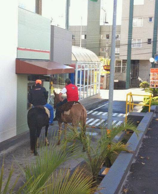 De cavalo no Drive Thru do McDonalds