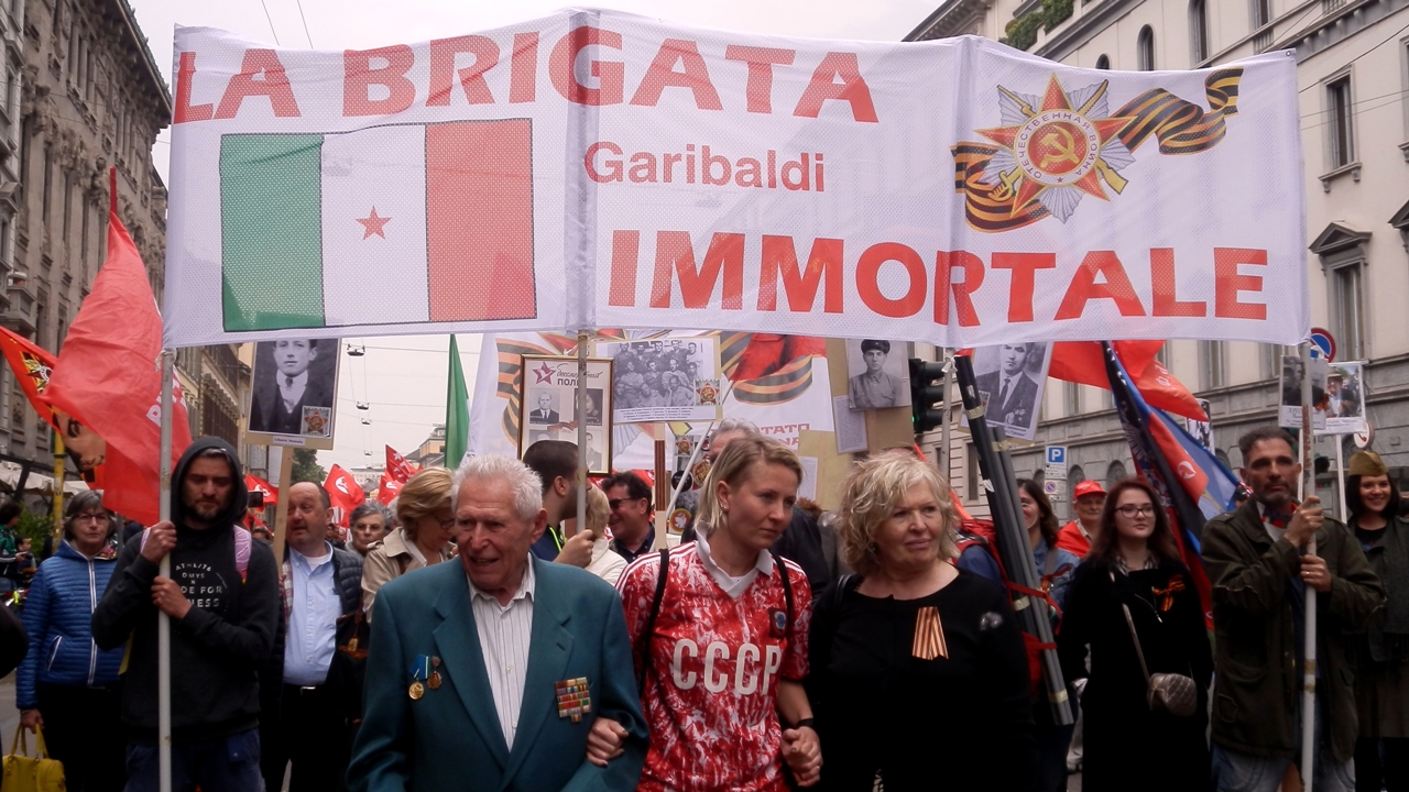 События 25 апреля. 25 Апреля праздник в Италии. Bandiera della Brigata "Garibaldi разивается.