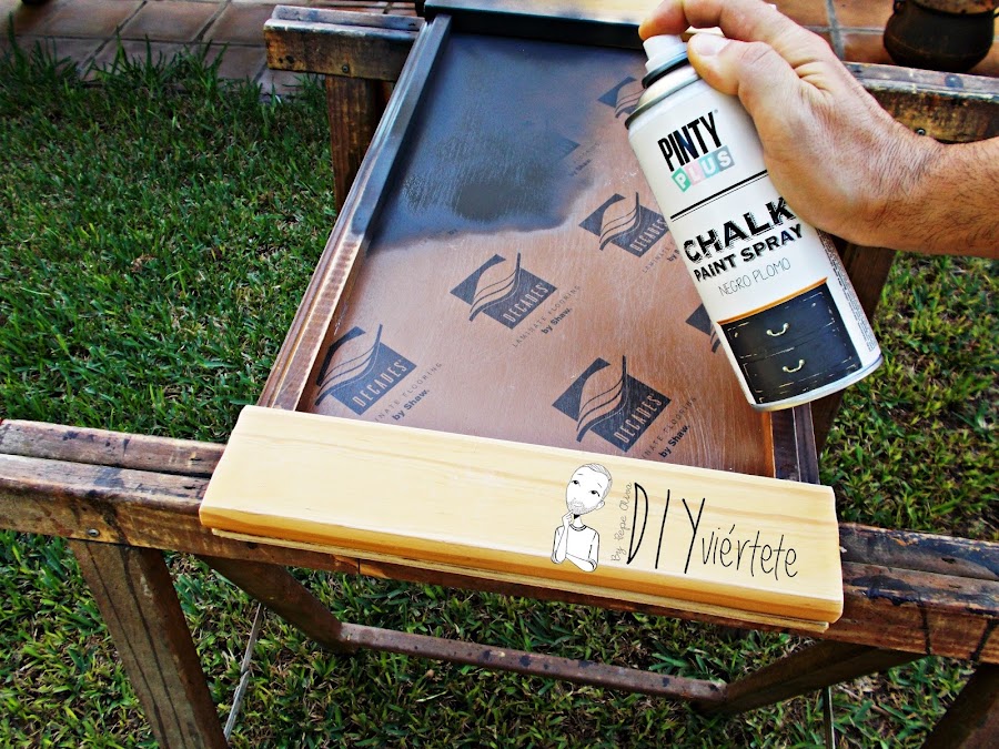 DIY-bandeja-madera-bricolaje-craquelé-pintyplus-pintar-chalkpaint-pizarra-rosa-desayuno-5
