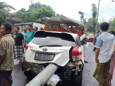 Laka Maut Jalur Ranuyoso Lumajang Yaris vs Truck Angkut Tiang Listrik