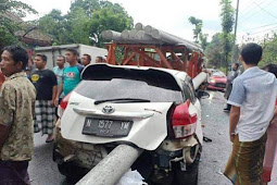 Laka Maut Jalur Ranuyoso Lumajang Yaris vs Truck Angkut Tiang Listrik