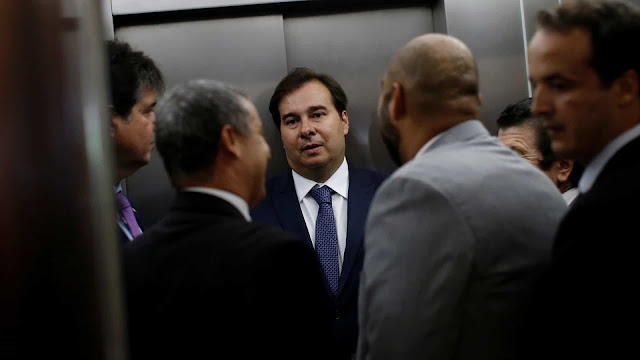 Após atritos, Maia afirma que Previdência está 'acima do governo'