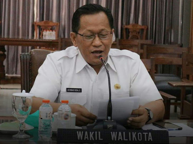 Mojokerto - Wakil Wali Kota Achmad Rizal Zakaria menghadiri acara Peresmian Perluasan Gedung Tilang Alih Fungsi Menjadi Pelayanan Terpadu Satu Pintu (PTSP), secara virtual di Rumah Rakyat Hayam Wuruk 50, Magersari, Rabu (10/6/2020).  Selain meresmikan perluasan Gedung PTSP, Kepala Kejaksaan Negeri Kota Mojokerto Halila Rama Purnama sekaligus melaunching layanan Si Cantik (Sistem Cepat Antrean Tilang Elektronik) , Si Penerawang (Sistem Pengawasan Elektronik Asimilasi dan Integrasi Warga Binaan Langsung) dan Perisai Sakti (Pelihara Bersihkan dan Kembalikan Khusus Barang Bukti).  Wakil Wali Kota Cak Rizal mengapresiasi inovasi baru jajaran Kejaksaan Negeri Kota Mojokerto dalam memberikan pelayanan kepada masyarakat. Melalui inovasi tersebut, diharapkan dapat meningkatkan etos kerja serta dapat mengoptimalkan fungsi sarana dan prasarana, sehingga mampu memberikan pelayanan hukum yang lebih baik bagi masyarakat Kota Mojokerto.   Selain peresmian perluasan gedung PTSP dan melaunching sistem aplikasi layanan. Kejaksaan Negeri Kota Mojokerto juga memberikan penghargaan kepada Wali Kota Mojokerto yang diterima oleh Wakil Wali Kota Cak Rizal, Kapolresta AKBP Bogiek Sugiyarto, Ketua DPRD Sunarto, Pengadilan Negeri, Lembaga Permasyarakatan, BNNK, BRI, Dinas Kesehatan, Dinas Lingkungan Hidup, RSUD dr Wahidin Sudiro Husodo, Dinas Komunikasi dan Informatika Kantor Pos, BPJS Ketenagakerjaan dan PT Telkom. (Jayak)