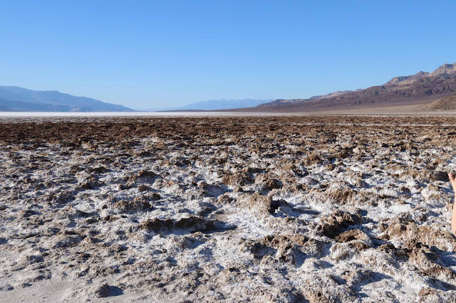 Lähikuva suolatasangosta Sateet olivat pehmentäneet ja rikkoneet pintaa - kuivana varmaan kaikki on aivan valkoista kun suola nousee pintaan ja vesi haihtuu