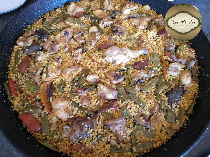 Las abuelas un mundo de sabiduria Paella con pollo, conejo, costilla y