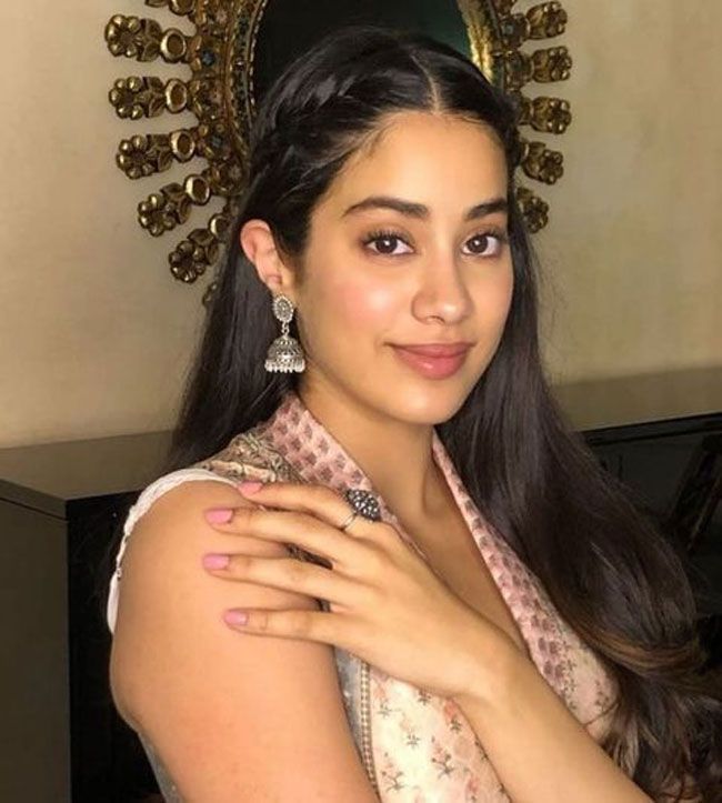 Actress Gallery: Janhvi Kapoor New Glamorous Pictures