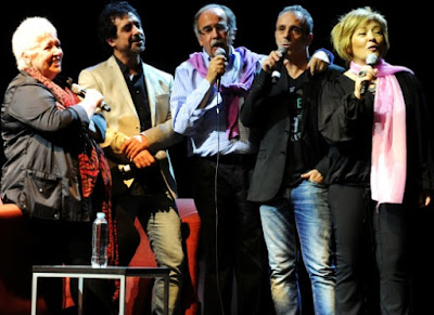 Mocedades por Izaskun Foto de Mocedades cantando en concierto