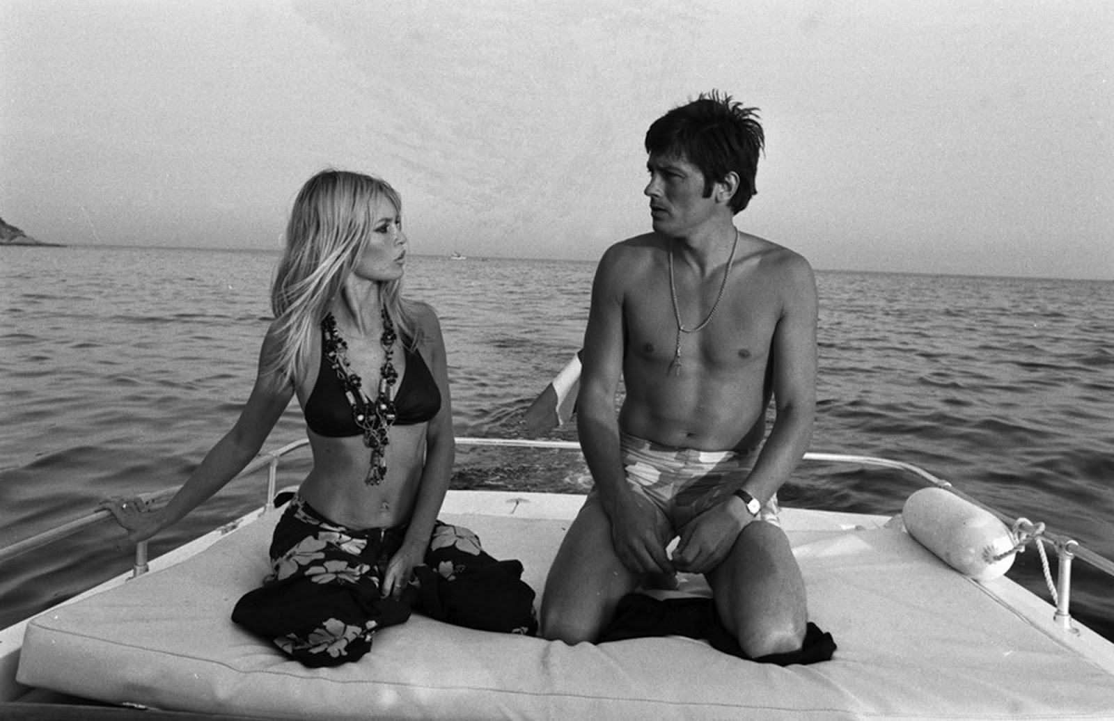 http://1.bp.blogspot.com/-sA8BOn_36tY/T27EXq83ZdI/AAAAAAAADiM/Cq0KAlMqWyo/s1600/brigitte+bardot+&amp;+Alain+Delon.jpg