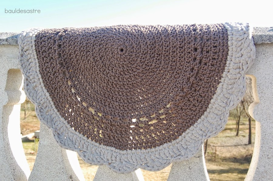 alfombra redonda trapillo y cuerda, baúl desastre